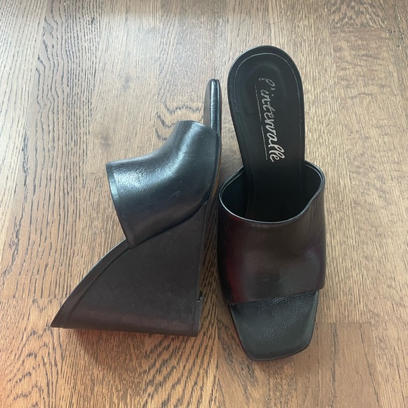 L’intervalle Genuine Black Leather Wedges - Picture 5 of 10